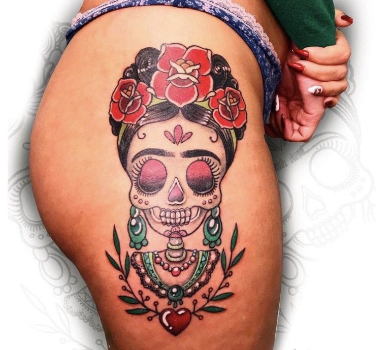 Tatuaje a color de una calavera con flores