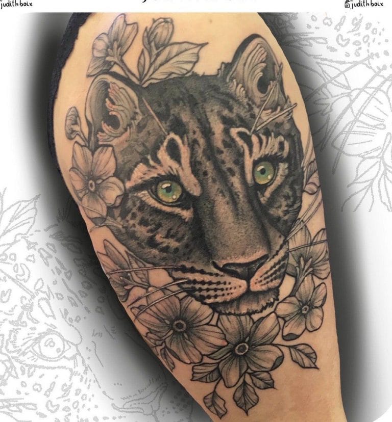 Tatuaje de un leopardo con flores, obra de Judith Boix