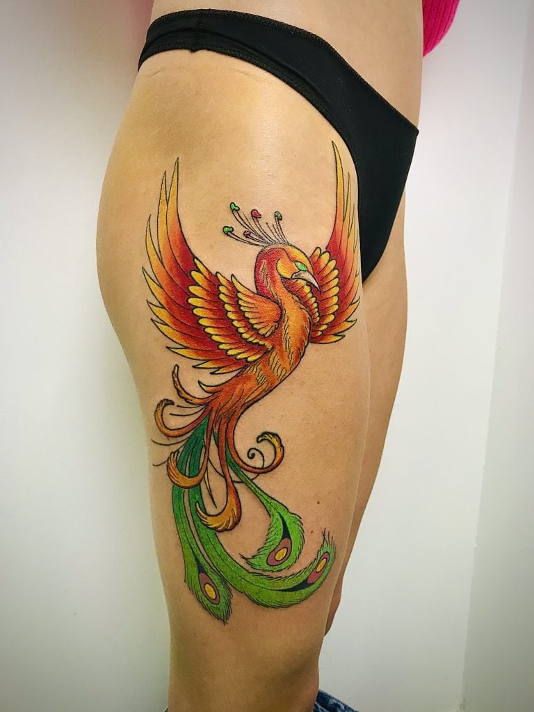 Tatuaje a color de un ave fénix