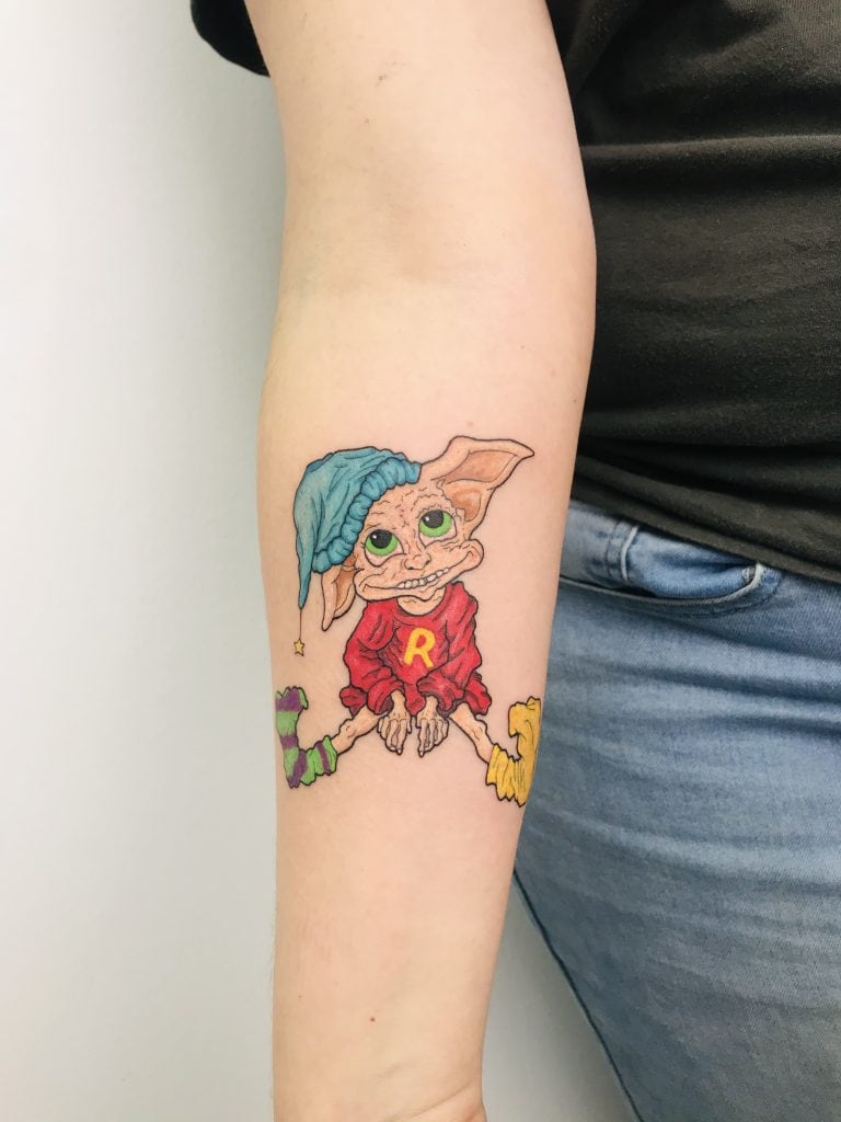 Tatuaje a color de un personaje con gorro
