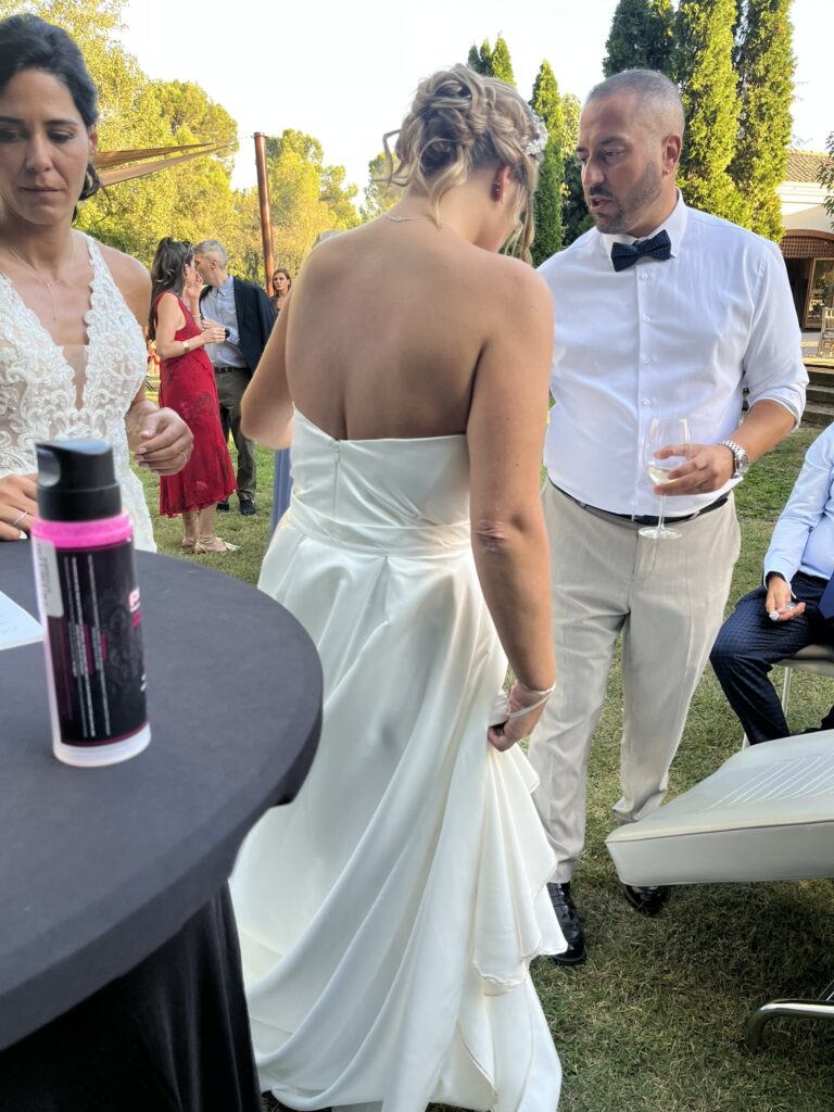 Novios en una boda con Caravan Tattoo