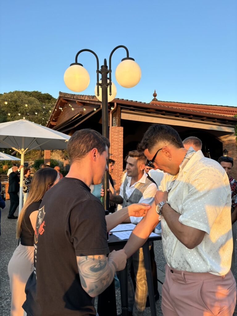 Tatuando en una terraza